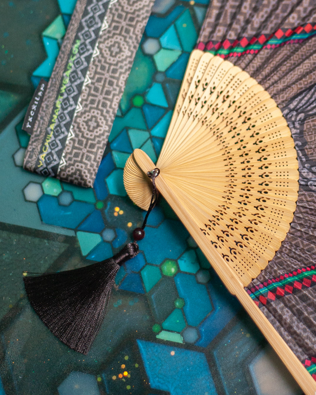 Hand Fan / Bamboo - DRAGONS OF ITAK